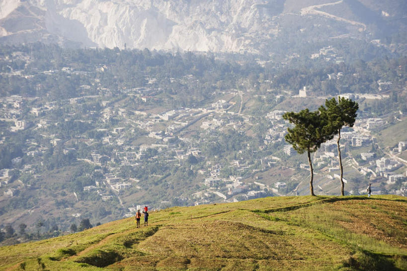 西方人,两个人,伙伴,朋友,家,站,交叉,横图,俯视,室外,白天,旅游,度假,友谊,草地,草坪,植物,雾,竹子,欧洲,非洲,海地,黑人,欧洲人,竹制,服装,朦胧,模糊,编织,篮子,房屋,屋子,注视,休闲装,娱乐,楼房,住宅,草,树,树木,排列,衣服,绿色,自然,竹篮,观察,看,站着,享受,休闲,休闲服,放松,服饰,生长,成长,观看,竹条,交织,迷雾,察看,北美,竹制品,北美洲,关注,美洲,北亚美利加洲,亚美利加洲,摆列,穿插,海地共和国,太子港,友情,女人,女性,中年女性,非洲人,大雾,站立,彩图,高角度拍摄,全身,房子,布列,分列