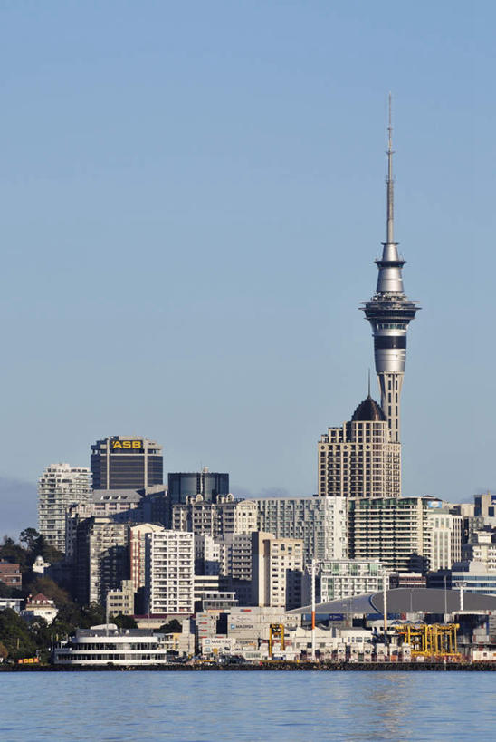 无人,高楼大厦,竖图,全景,室外,白天,正面,度假,草地,草坪,海浪,海洋,美景,天际线,植物,城市风光,城市,大厦,建筑,摩天大楼,新西兰,阴影,光线,影子,景观,浪花,娱乐,草,树,树木,蓝色,绿色,蓝天,天空,阳光,自然,海水,楼宇,天,享受,休闲,景色,放松,生长,晴朗,成长,大洋洲,海景,万里无云,奥克兰,纽西兰,长白云之乡,奥克兰区,奥克兰市,风帆之都,天空塔,天空之塔,大海,风浪,海,海水的波动,近岸浪,涌浪,晴空,晴空万里,彩图,大楼,高层建筑,高楼,摩天楼