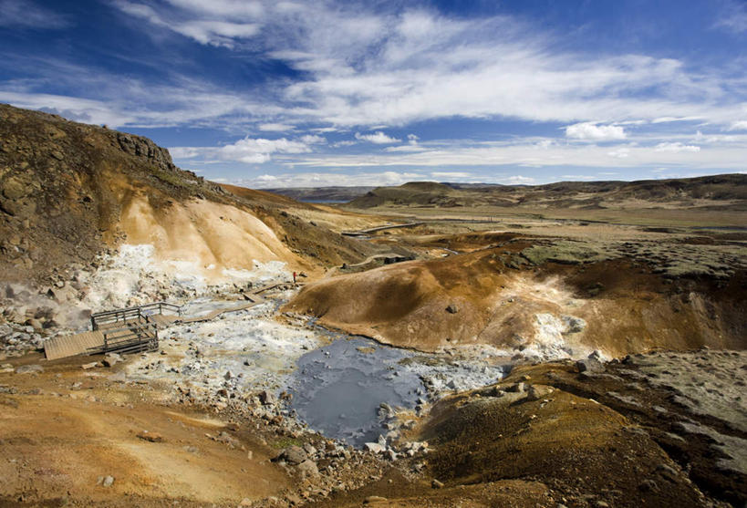 无人,横图,室外,白天,正面,旅游,度假,火山,石头,美景,山,山脉,植物,欧洲,冰岛,阴影,枯萎,光线,化学,矿石,石子,影子,景观,山顶,山峰,云,云朵,枯草,山峦,云彩,娱乐,草,黄色,蓝色,白云,蓝天,天空,阳光,自然,晶体,群山,天,享受,休闲,景色,放松,晴朗,自然风光,北欧,沉积岩,冰岛共和国,颠峰,极峰,矿物质,硫磺,硫黄,水成岩,活火山,石块,死火山,休眠火山,岩石,晴空,彩图