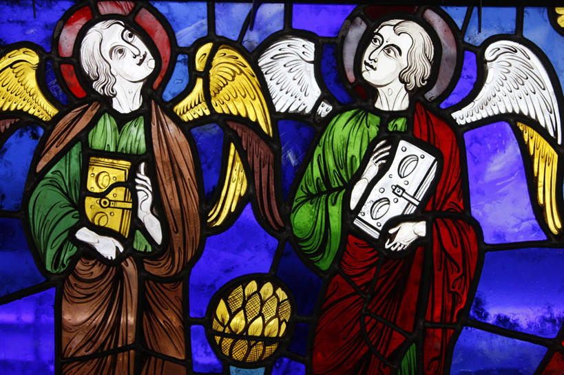 西方人,无人,两个人,教堂,站,横图,室内,特写,白天,正面,民族服装,旅游,度假,名胜古迹,窗户,标志建筑,地标,建筑,法国,欧洲,欧洲人,天使,握,节日,遗迹,装饰,翅膀,拿,拿着,注视,古迹,文化,文物,娱乐,建设,古建筑,玻璃窗,观察,看,祈祷,站着,享受,休闲,健康,旅游胜地,放松,握着,许愿,宗教,信仰,观看,纪念,华丽,修饰,祈求,点缀,察看,基督教,神圣,关注,天主教,善良,信徒,信念,古文明,法兰西共和国,衬托,美观,雅致,雅观,法兰西第五共和国,使者,厄尔.卢瓦尔省,沙特尔大教堂,彩绘玻璃,彩色玻璃,教堂玻璃,艺术玻璃,沙特尔圣母大教堂,夏特尔大教堂,平安,圣洁,男人,男性,年轻男性,白种人,站立,半身,彩图,传统服装,民俗服,大教堂,礼拜堂