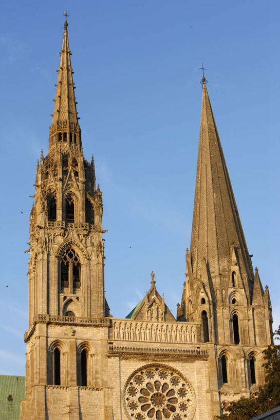 无人,教堂,竖图,室外,白天,仰视,旅游,度假,名胜古迹,植物,标志建筑,地标,建筑,法国,欧洲,阴影,节日,遗迹,光线,影子,墙,古迹,文化,文物,娱乐,建设,古建筑,墙壁,墙面,树,树木,蓝色,绿色,蓝天,天空,阳光,自然,天,祈祷,享受,休闲,健康,旅游胜地,放松,许愿,宗教,信仰,生长,晴朗,成长,纪念,祈求,基督教,天主教,信念,古文明,万里无云,法兰西共和国,法兰西第五共和国,厄尔.卢瓦尔省,沙特尔大教堂,沙特尔圣母大教堂,夏特尔大教堂,平安,晴空,晴空万里,彩图,低角度拍摄,大教堂,礼拜堂