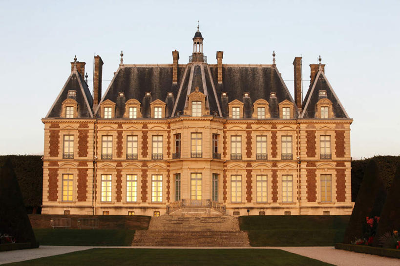 无人,栏杆,横图,室外,白天,正面,旅游,度假,草地,草坪,植物,窗户,楼梯,标志建筑,地标,建筑,法国,欧洲,一排,阴影,整齐,并列,并排,光线,扶手,影子,堡垒,城堡,阶梯,墙,娱乐,建设,护栏,玻璃窗,墙壁,墙面,台阶,草,树,树木,排列,蓝色,绿色,蓝天,天空,阳光,自然,天,享受,休闲,旅游胜地,放松,生长,晴朗,成长,要塞,队列,平行,万里无云,法兰西共和国,法兰西第五共和国,法兰西岛,法兰西岛大区,设防,上塞纳省,晴空,晴空万里,彩图