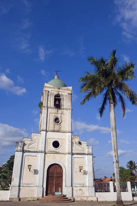 无人,教堂,竖图,室外,白天,仰视,旅游,度假,植物,标志建筑,地标,建筑,棕榈树,叶子,古巴,阴影,节日,光线,影子,云,云朵,绿叶,云彩,文化,娱乐,建设,树,树木,祈愿,蓝色,绿色,白云,蓝天,天空,阳光,自然,天,祈祷,享受,休闲,健康,嫩叶,旅游胜地,放松,许愿,宗教,信仰,生长,晴朗,成长,纪念,祈求,信号,北美,北美洲,基督教,天主教,美洲,报时,信念,棕榈叶,北亚美利加洲,亚美利加洲,召集,古巴共和国,鸣钟,比那德里奥,比那德里奥省,比尼亚莱斯山谷,平安,叶,叶片,钟,晴空,彩图,低角度拍摄,大教堂,礼拜堂