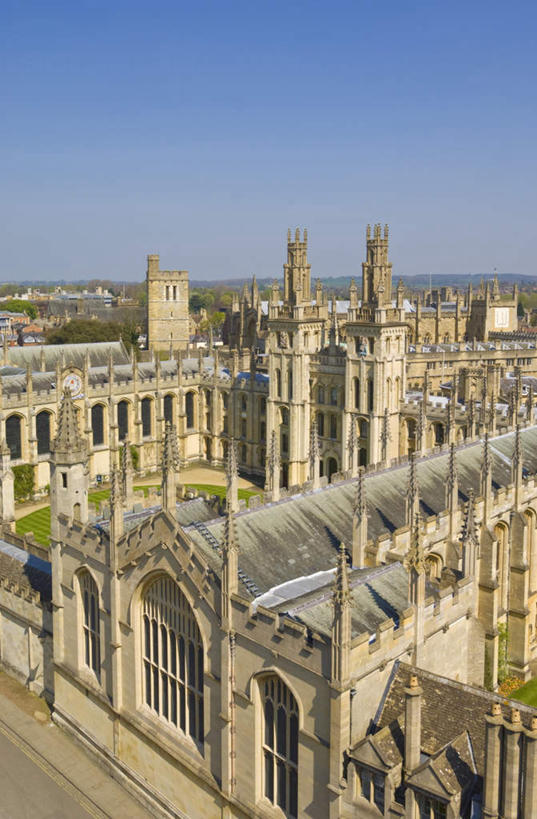 无人,学校,教学楼,竖图,俯视,航拍,室外,白天,旅游,度假,名胜古迹,植物,门,标志建筑,地标,建筑,英国,欧洲,阴影,遗迹,光线,影子,古迹,文物,娱乐,建设,古建筑,校园,树,树木,蓝色,绿色,蓝天,天空,阳光,自然,门框,天,享受,休闲,教室,旅游胜地,放松,生长,晴朗,成长,西欧,鸟瞰,大不列颠,古文明,牛津,世界文化遗产,大不列颠及北爱尔兰联合王国,万里无云,大不列颠联合王国,日不落英帝国,高等学府,牛津大学,牛津市,晴空,晴空万里,彩图,高角度拍摄,大学,教学大楼