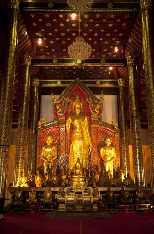 无人,寺庙,站,竖图,室内,白天,仰视,旅游,度假,标志建筑,地标,建筑,照明,雕塑,泰国,亚洲,节日,朦胧,模糊,艺术,装饰,雕刻,雕像,灯光,燃烧,注视,文化,娱乐,建设,吊灯,清迈,灯,香火,工艺品,灯具,庙宇,观察,看,祈祷,站着,享受,休闲,健康,金色,旅游胜地,放松,许愿,宗教,东南亚,信仰,观看,纪念,祈求,照亮,美术,察看,照明设备,关注,主题,陈列,首府,泰王国,清迈府,功能,美学,清迈省,柴迪隆寺,平安,站立,彩图,低角度拍摄,全身,庙,寺