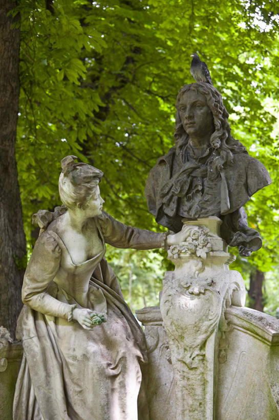 无人,坐,竖图,室外,白天,仰视,旅游,度假,植物,叶子,雕塑,法国,巴黎,欧洲,阴影,朦胧,模糊,艺术,装饰,光线,雕刻,雕像,影子,绿叶,枝条,首都,注视,娱乐,树,树木,树枝,阳光,工艺品,看,享受,休闲,嫩叶,放松,纪念,美术,关注,主题,陈列,法兰西共和国,功能,美学,法兰西第五共和国,虬枝,枝杈,卢森堡公园,叶,叶片,抬头,仰头,坐着,半身,彩图,低角度拍摄