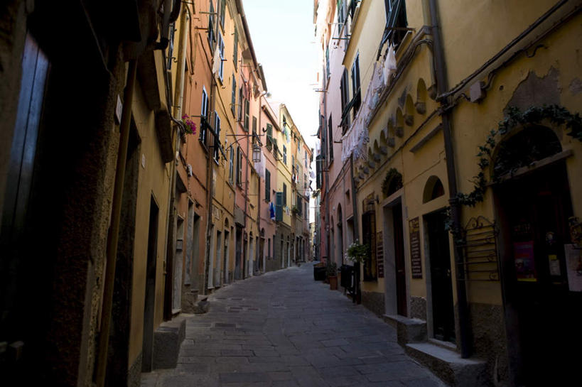 无人,家,横图,室外,白天,正面,旅游,度假,窗户,楼梯,门,标志建筑,地标,建筑,意大利,欧洲,一排,许多,阴影,整齐,光线,影子,房屋,阶梯,墙,屋子,云,云朵,小巷,很多,云彩,娱乐,建设,楼房,玻璃窗,墙壁,墙面,台阶,住宅,排列,蓝色,白云,蓝天,天空,阳光,门框,天,享受,休闲,旅游胜地,放松,晴朗,队列,南欧,意大利共和国,利古里亚,利古里亚大区,冷巷,晴空,彩图,房子