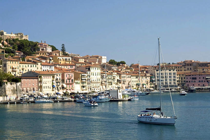 帆船,无人,家,码头,横图,室外,白天,正面,度假,草地,草坪,海浪,海洋,石头,美景,山,山脉,植物,窗户,城市风光,城市,港口,船,意大利,欧洲,一排,许多,阴影,波纹,整齐,光线,石子,影子,房屋,墙,屋顶,屋子,景观,浪花,山峰,涟漪,山峦,很多,顶棚,娱乐,楼房,玻璃窗,墙壁,墙面,住宅,草,树,树木,排列,蓝色,绿色,倒影,蓝天,水纹,天空,阳光,自然,海水,交通工具,波浪,群山,天,享受,休闲,景色,放松,生长,晴朗,成长,倒映,托斯卡纳,队列,南欧,载具,海景,万里无云,意大利共和国,厄尔巴岛,水晕,托斯卡纳大区,反照,费拉约港,大海,风浪,海,海水的波动,近岸浪,石块,岩石,涌浪,晴空,晴空万里,彩图,房子,摆渡口,埠头,渡口,渡头,港湾,海港,货运码头,口岸,商港