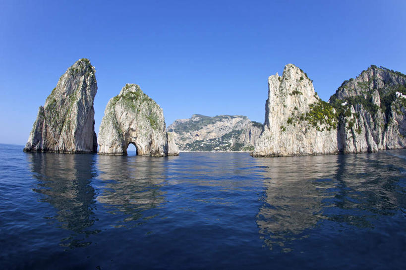 无人,横图,室外,白天,仰视,旅游,度假,草地,草坪,海浪,海洋,石头,美景,植物,意大利,欧洲,阴影,朦胧,模糊,光线,石子,影子,景观,浪花,娱乐,草,蓝色,绿色,蓝天,天空,阳光,自然,海水,天,享受,休闲,景色,放松,晴朗,南欧,自然风光,海景,卡普里,万里无云,意大利共和国,卡普里岛,坎帕尼亚,坎帕尼亚大区,卡碧岛,卡布里岛,女妖岛,大海,风浪,海,海水的波动,近岸浪,石块,岩石,涌浪,晴空,晴空万里,彩图,低角度拍摄