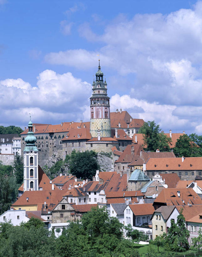无人,家,竖图,俯视,航拍,室外,白天,度假,美景,植物,窗户,城市风光,城市,欧洲,捷克,一排,许多,阴影,整齐,光线,瓦片,影子,房屋,墙,屋顶,屋子,景观,云,云朵,很多,云彩,顶棚,瓦,娱乐,楼房,玻璃窗,墙壁,墙面,住宅,树,树木,排列,红色,蓝色,绿色,白云,蓝天,天空,阳光,自然,天,享受,休闲,景色,放松,建造,生长,晴朗,成长,鸟瞰,队列,中欧,捷克共和国,屋瓦,波西米亚,克鲁姆洛夫,晴空,彩图,高角度拍摄,房子