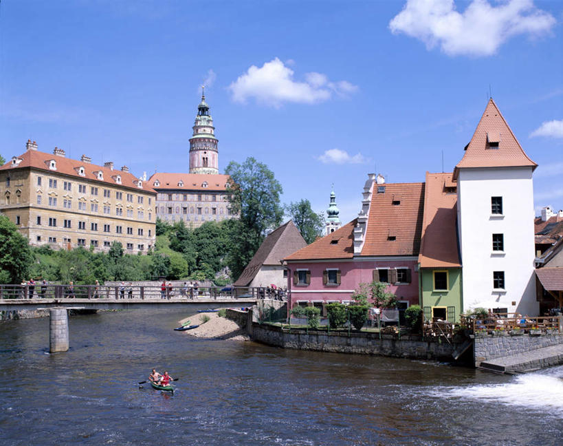 皮划艇,西方人,家,栏杆,站,坐,走,横图,室外,白天,正面,度假,湖,湖泊,石头,美景,水,植物,窗户,门,城市风光,城市,船,欧洲,捷克,欧洲人,一排,一艘,许多,划桨,握,阴影,波纹,服装,整齐,光线,石子,影子,房屋,墙,屋顶,屋子,湖面,景观,水流,水面,云,云朵,公寓,围栏,桥,涟漪,很多,许多人,拿,云彩,顶棚,拿着,注视,休闲装,娱乐,石桥,洋房,护栏,楼房,玻璃窗,拱桥,墙壁,墙面,住宅,栈桥,树,树木,排列,衣服,蓝色,绿色,白云,倒影,蓝天,水纹,天空,阳光,自然,门框,交通工具,波浪,湖水,天,观察,看,站着,一群人,享受,休闲,休闲服,景色,放松,握着,服饰,拱形,生长,晴朗,成长,观看,人行桥,石拱桥,察看,倒映,队列,关注,载具,中欧,捷克共和国,水晕,波西米亚,克鲁姆洛夫,反照,男人,男性,女人,女性,中年男性,中年女性,白种人,石块,晴空,步行,散步,站立,走路,坐着,彩图,全身,房子