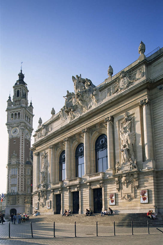 西方人,站,坐,走,竖图,室外,白天,正面,度假,美景,窗户,楼梯,城市风光,城市,剧院,雕塑,法国,欧洲,欧洲人,一排,阴影,服装,艺术,整齐,装饰,时间,光线,雕刻,雕像,时钟,影子,阶梯,墙,景观,许多人,计时,注视,休闲装,娱乐,玻璃窗,墙壁,墙面,台阶,排列,衣服,蓝色,蓝天,天空,阳光,工艺品,钟表,天,观察,看,站着,一群人,享受,休闲,休闲服,表,景色,放松,服饰,晴朗,观看,纪念,美术,察看,队列,关注,主题,陈列,万里无云,法兰西共和国,首府,省会,功能,美学,法兰西第五共和国,塔钟,北部.加来海峡,北部.加来海峡大区,里尔,诺尔.加莱大区,诺尔省,男人,男性,年轻男性,年轻女性,女人,女性,白种人,钟,晴空,晴空万里,步行,散步,站立,走路,坐着,彩图,全身,剧场,戏院