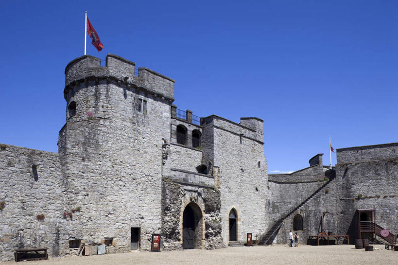 西方人,两个人,伙伴,朋友,站,横图,室外,白天,仰视,旅游,度假,友谊,石头,楼梯,标志建筑,地标,建筑,旗帜,国旗,爱尔兰,欧洲,欧洲人,阴影,服装,朦胧,模糊,光线,石子,影子,堡垒,城堡,阶梯,墙,拱门,注视,休闲装,娱乐,建设,墙壁,墙面,台阶,一个,衣服,蓝色,蓝天,天空,阳光,天,观察,看,站着,享受,休闲,休闲服,旅游胜地,放松,服饰,晴朗,单个,观看,察看,西欧,要塞,关注,芒斯特省,万里无云,爱尔兰共和国,芒斯特,设防,利默里克郡,友情,男人,男性,中年男性,白种人,旗,石块,岩石,晴空,晴空万里,站立,彩图,低角度拍摄,全身