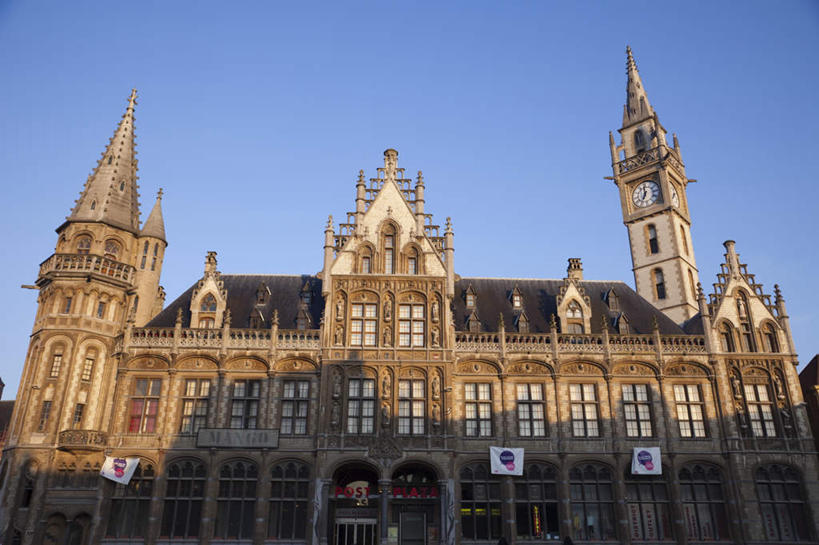 无人,邮局,横图,室外,白天,仰视,度假,美景,窗户,门,城市风光,城市,指示牌,雕塑,比利时,欧洲,阴影,艺术,装饰,光线,英文,标志,雕刻,雕像,文字,影子,字符,字母,墙,屋顶,景观,顶棚,娱乐,标识,玻璃窗,墙壁,墙面,蓝色,蓝天,天空,阳光,工艺品,门框,天,享受,休闲,景色,放松,晴朗,纪念,英文字母,美术,西欧,主题,陈列,万里无云,功能,美学,比利时王国,根特,根特市,晴空,晴空万里,彩图,低角度拍摄,邮电局,邮政局