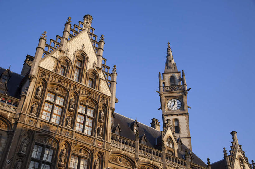 无人,邮局,横图,室外,白天,仰视,度假,美景,窗户,门,城市风光,城市,指示牌,雕塑,比利时,欧洲,阴影,艺术,装饰,时间,光线,英文,标志,雕刻,雕像,时钟,文字,影子,字符,字母,墙,屋顶,景观,钟楼,计时,顶棚,娱乐,标识,玻璃窗,墙壁,墙面,蓝色,蓝天,天空,阳光,工艺品,门框,钟表,天,享受,休闲,表,景色,放松,晴朗,纪念,英文字母,美术,西欧,主题,陈列,万里无云,功能,美学,塔钟,比利时王国,根特,根特市,钟,晴空,晴空万里,彩图,低角度拍摄,邮电局,邮政局