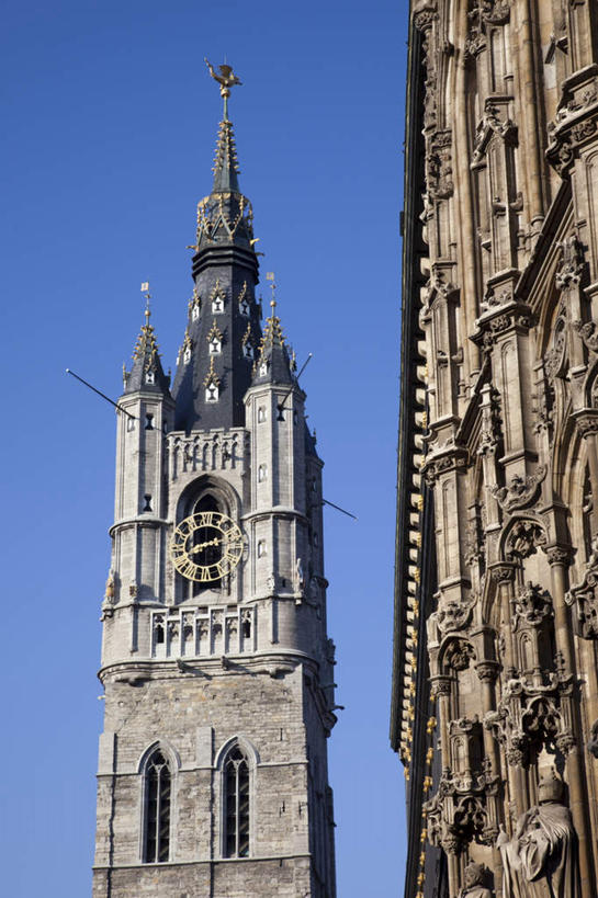 无人,竖图,室外,白天,仰视,度假,美景,城市风光,城市,雕塑,比利时,欧洲,阴影,艺术,装饰,时间,光线,雕刻,雕像,时钟,影子,墙,屋顶,景观,钟楼,计时,顶棚,娱乐,墙壁,墙面,蓝色,蓝天,天空,阳光,工艺品,钟表,天,享受,休闲,表,景色,放松,晴朗,纪念,美术,西欧,主题,陈列,万里无云,功能,美学,塔钟,比利时王国,根特,根特市,钟,晴空,晴空万里,彩图,低角度拍摄