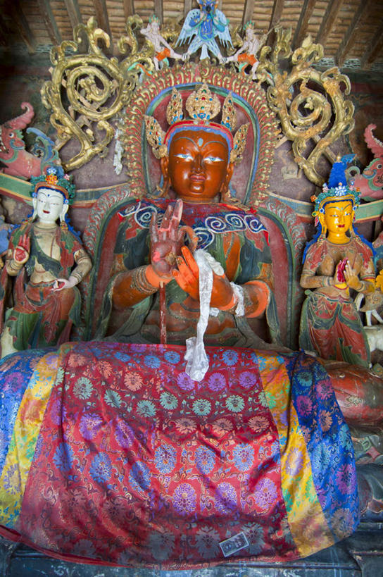 无人,寺庙,坐,竖图,室内,白天,正面,旅游,度假,标志建筑,地标,建筑,椅子,雕塑,中国,亚洲,握,阴影,花纹,节日,艺术,装饰,光线,布,雕刻,雕像,图案,影子,燃烧,拿,布纹,拿着,注视,文化,娱乐,建设,西藏,香火,工艺品,庙宇,观察,看,祈祷,享受,休闲,健康,旅游胜地,放松,握着,许愿,宗教,信仰,观看,纪念,祈求,布匹,美术,察看,关注,主题,藏,陈列,东亚,西藏自治区,日喀则,日喀则市,中华人民共和国,西南地区,功能,美学,江孜,江孜县,平安,坐着,彩图,全身,庙,寺