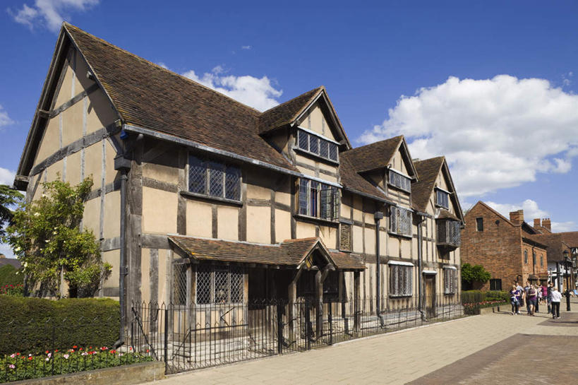 西方人,家,栏杆,走,横图,室外,白天,仰视,度假,草地,草坪,美景,植物,城市风光,城市,道路,路,公路,英国,欧洲,欧洲人,行人,游客,游人,阴影,服装,光线,影子,房屋,屋子,景观,云,云朵,围栏,交通,许多人,云彩,休闲装,娱乐,护栏,楼房,英格兰,路人,旅客,住宅,草,树,树木,衣服,蓝色,绿色,白云,蓝天,天空,阳光,自然,天,一群人,享受,休闲,休闲服,景色,放松,服饰,生长,晴朗,成长,西欧,大不列颠,大不列颠及北爱尔兰联合王国,大不列颠联合王国,日不落英帝国,西米德兰兹郡,英吉利,过客,西米德兰兹,斯特拉特福,男人,男性,女人,女性,中年男性,中年女性,白种人,晴空,马路,步行,散步,走路,彩图,低角度拍摄,全身,房子,沃里克郡