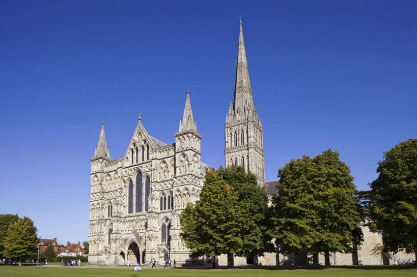 无人,教堂,横图,室外,白天,仰视,旅游,度假,草地,草坪,名胜古迹,植物,标志建筑,地标,建筑,英国,欧洲,阴影,节日,遗迹,光线,影子,古迹,文化,文物,娱乐,建设,古建筑,草,树,树木,蓝色,绿色,蓝天,天空,阳光,自然,天,祈祷,享受,休闲,健康,旅游胜地,放松,许愿,宗教,信仰,生长,晴朗,成长,纪念,祈求,索尔兹伯里,西欧,大不列颠,信念,古文明,大不列颠及北爱尔兰联合王国,万里无云,大不列颠联合王国,日不落英帝国,威尔特郡,索尔兹伯里大教堂,平安,晴空,晴空万里,彩图,低角度拍摄,大教堂,礼拜堂