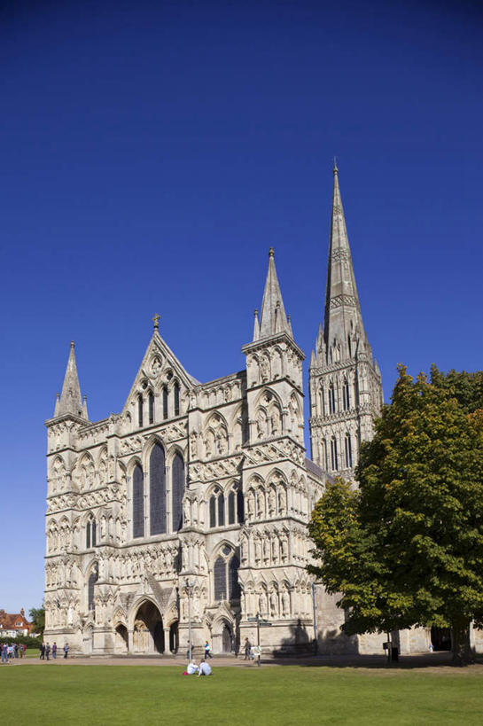 西方人,教堂,站,走,竖图,室外,白天,仰视,旅游,度假,草地,草坪,名胜古迹,植物,标志建筑,地标,建筑,路灯,照明,英国,欧洲,欧洲人,行人,游客,游人,阴影,服装,节日,遗迹,光线,影子,灯光,许多人,注视,休闲装,古迹,文化,文物,娱乐,建设,古建筑,路人,旅客,灯,草,树,树木,衣服,蓝色,绿色,蓝天,天空,阳光,自然,天,观察,看,祈祷,站着,一群人,享受,休闲,健康,休闲服,旅游胜地,放松,许愿,宗教,服饰,信仰,生长,晴朗,成长,观看,纪念,祈求,照亮,察看,索尔兹伯里,照明设备,西欧,关注,大不列颠,信念,古文明,大不列颠及北爱尔兰联合王国,万里无云,大不列颠联合王国,日不落英帝国,威尔特郡,索尔兹伯里大教堂,过客,平安,男人,男性,女人,女性,中年男性,中年女性,白种人,晴空,晴空万里,步行,散步,站立,走路,彩图,低角度拍摄,全身,大教堂,礼拜堂