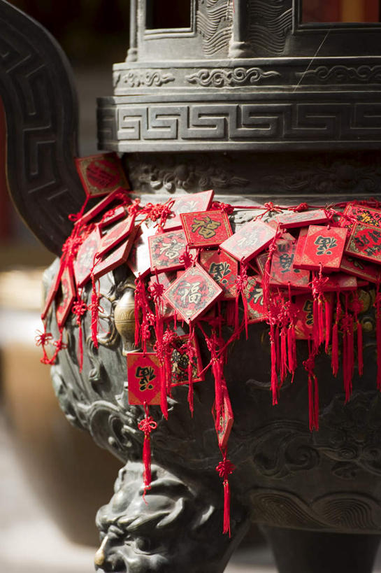 无人,公园,竖图,室内,特写,白天,正面,度假,美景,城市风光,城市,蜡烛,北海公园,北京,中国,亚洲,阴影,节日,装饰,光线,标志,雕刻,文字,影子,字符,景观,烟雾,首都,燃烧,文化,娱乐,标识,佛香,阳光,香火,香烛,祈祷,享受,休闲,健康,汉字,景色,放松,许愿,宗教,信仰,烧香,纪念,华丽,修饰,祈求,点缀,中文,东亚,中华人民共和国,北京市,京,北平,华北地区,衬托,美观,雅致,雅观,国文,华文,雕镂,雕琢,镌刻,北京北海公园,平安,彩图