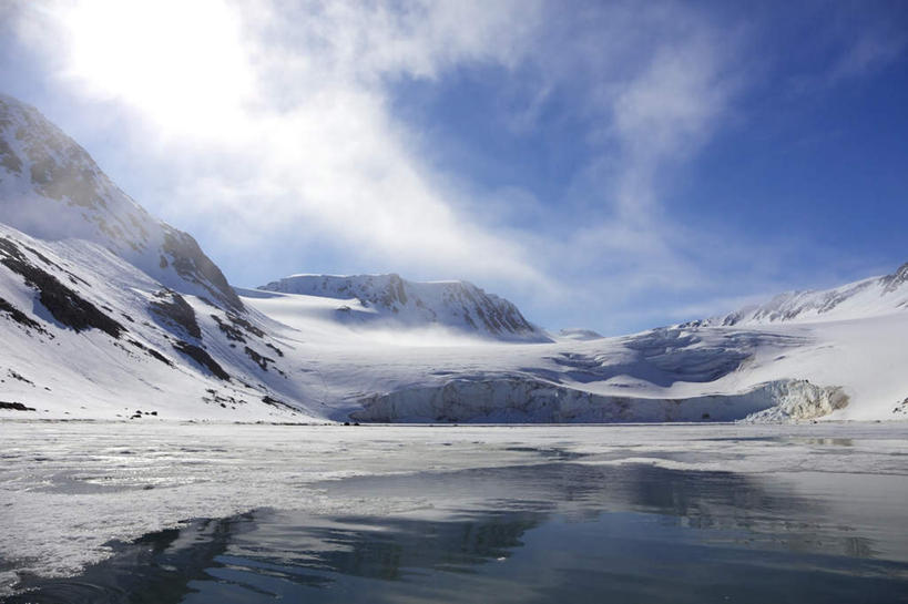 无人,横图,室外,白天,正面,旅游,度假,冰山,海浪,海洋,美景,山,雪,大雪,挪威,欧洲,阴影,光线,影子,冰,积雪,景观,浪花,山峰,雪景,云,云朵,冬季,冬天,山峦,云彩,娱乐,冰川,蓝色,白云,蓝天,天空,阳光,自然,海水,天,享受,休闲,景色,放松,寒冷,晴朗,冰冷,斯堪的纳维亚,自然风光,北欧,斯堪的纳维亚半岛,冰河,海景,严寒,冰凉,酷寒,凛冽,凛凛,极冷,挪威王国,斯瓦尔巴特群岛,大海,风浪,海,海水的波动,近岸浪,涌浪,晴空,彩图