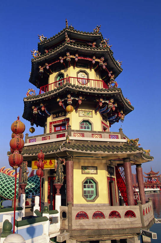 无人,寺庙,栏杆,竖图,室外,白天,仰视,旅游,度假,植物,标志建筑,地标,建筑,照明,台湾,中国,亚洲,阴影,光线,灯笼,影子,纸灯笼,围栏,塔,娱乐,建设,宝塔,护栏,树,树木,蓝色,绿色,蓝天,天空,阳光,自然,灯具,庙宇,天,享受,休闲,旅游胜地,放松,生长,晴朗,成长,照亮,照明设备,东亚,高雄市,万里无云,港澳台,中华人民共和国,台湾省,高雄,浮图,浮屠,晴空,晴空万里,彩图,低角度拍摄,庙,寺,台