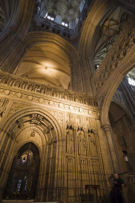 西方人,一个人,教堂,站,竖图,室内,白天,仰视,旅游,度假,名胜古迹,窗户,门,标志建筑,地标,建筑,照明,英国,欧洲,欧洲人,仅一个男性,仅一个人,仅一个中年男性,阴影,服装,节日,遗迹,光线,壁灯,影子,墙,拱门,灯光,注视,休闲装,古迹,文化,文物,娱乐,建设,古建筑,玻璃窗,墙壁,墙面,灯,衣服,灯具,门框,观察,看,祈祷,站着,享受,休闲,健康,休闲服,旅游胜地,放松,许愿,宗教,服饰,信仰,观看,纪念,祈求,照亮,察看,基督教,照明设备,西欧,关注,天主教,大不列颠,信念,古文明,哥特式建筑,大不列颠及北爱尔兰联合王国,肯特郡,大不列颠联合王国,日不落英帝国,坎特伯雷,坎特伯雷大教堂,坎特伯雷市,坎特伯雷座堂,平安,男人,男性,中年男性,白种人,站立,彩图,低角度拍摄,全身,大教堂,礼拜堂