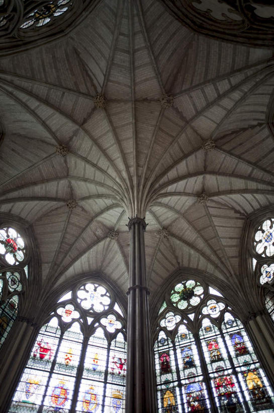 无人,教堂,竖图,室内,白天,仰视,旅游,度假,名胜古迹,窗户,标志建筑,地标,建筑,英国,欧洲,伦敦,节日,遗迹,墙,首都,古迹,文化,文物,娱乐,建设,古建筑,威斯敏斯特大教堂,玻璃窗,墙壁,墙面,祈祷,享受,休闲,健康,旅游胜地,放松,许愿,宗教,信仰,纪念,祈求,基督教,西欧,天主教,大不列颠,信念,古文明,大不列颠及北爱尔兰联合王国,大不列颠联合王国,日不落英帝国,圣彼得联合教堂,威斯敏斯特教堂,雾都,西敏寺,彩绘玻璃,彩色玻璃,教堂玻璃,艺术玻璃,平安,彩图,低角度拍摄,大教堂,礼拜堂