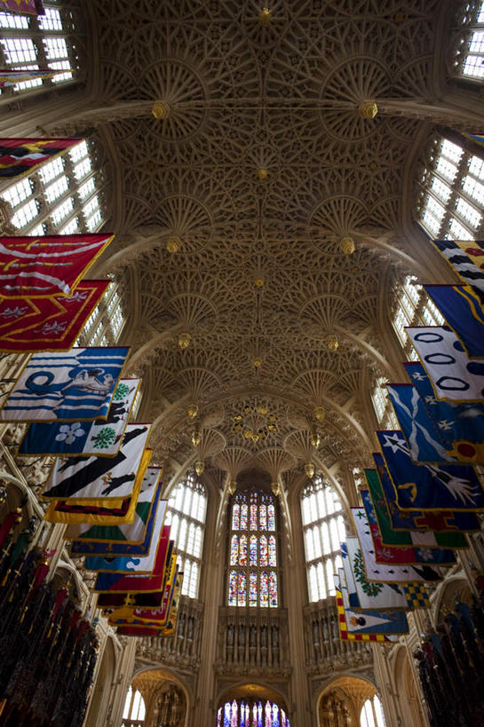 无人,教堂,竖图,室内,白天,仰视,旅游,度假,名胜古迹,窗户,标志建筑,地标,建筑,旗帜,英国,欧洲,伦敦,一排,许多,节日,遗迹,整齐,首都,很多,古迹,文化,文物,娱乐,旗子,建设,古建筑,威斯敏斯特大教堂,玻璃窗,排列,祈祷,享受,休闲,健康,旅游胜地,放松,许愿,宗教,信仰,纪念,祈求,基督教,西欧,队列,天主教,大不列颠,信念,古文明,大不列颠及北爱尔兰联合王国,旌旗,旗号,大不列颠联合王国,日不落英帝国,圣彼得联合教堂,威斯敏斯特教堂,雾都,西敏寺,平安,彩图,低角度拍摄,大教堂,礼拜堂