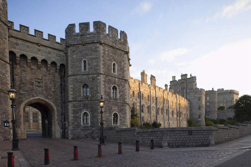 无人,横图,室外,白天,正面,旅游,度假,名胜古迹,植物,标志建筑,地标,建筑,路灯,照明,英国,欧洲,阴影,遗迹,光线,影子,堡垒,城堡,云,云朵,灯光,云彩,古迹,文物,娱乐,建设,古建筑,英格兰,温莎城堡,灯,树,树木,蓝色,绿色,白云,蓝天,天空,阳光,自然,天,享受,休闲,旅游胜地,放松,生长,晴朗,成长,照亮,照明设备,西欧,要塞,大不列颠,古文明,大不列颠及北爱尔兰联合王国,温莎古堡,大不列颠联合王国,日不落英帝国,英吉利,设防,温莎镇,晴空,彩图