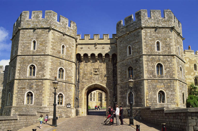 西方人,站,走,横图,室外,白天,正面,旅游,度假,名胜古迹,植物,窗户,标志建筑,道路,地标,建筑,路,路灯,公路,照明,英国,欧洲,欧洲人,一排,阴影,服装,遗迹,整齐,并列,并排,光线,影子,堡垒,城堡,墙,云,云朵,灯光,交通,许多人,云彩,注视,休闲装,古迹,文物,娱乐,建设,古建筑,英格兰,温莎城堡,玻璃窗,墙壁,墙面,灯,树,树木,排列,衣服,蓝色,绿色,白云,蓝天,天空,阳光,自然,天,观察,看,站着,一群人,享受,休闲,休闲服,旅游胜地,放松,服饰,生长,晴朗,成长,观看,照亮,察看,照明设备,西欧,要塞,队列,关注,大不列颠,平行,古文明,大不列颠及北爱尔兰联合王国,温莎古堡,大不列颠联合王国,日不落英帝国,英吉利,设防,温莎镇,男人,男性,年轻男性,年轻女性,女人,女性,白种人,晴空,马路,步行,散步,站立,走路,彩图,全身