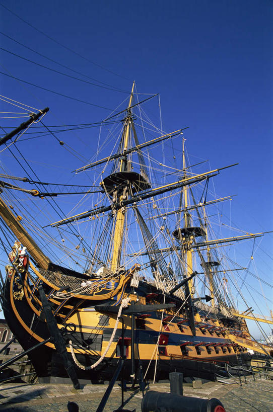 无人,竖图,室外,白天,仰视,度假,美景,城市风光,城市,轮船,船,英国,欧洲,阴影,光线,影子,景观,娱乐,英格兰,蓝色,蓝天,天空,阳光,绳子,交通工具,天,享受,休闲,景色,放松,晴朗,绳索,西欧,载具,大不列颠,大不列颠及北爱尔兰联合王国,万里无云,大不列颠联合王国,日不落英帝国,英吉利,汉普郡,朴茨茅斯,杆子,晴空,晴空万里,彩图,低角度拍摄