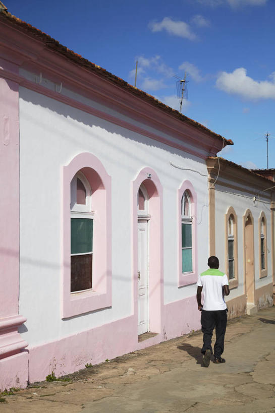 西方人,一个人,家,走,竖图,室外,白天,度假,美景,窗户,城市风光,城市,欧洲,非洲,莫桑比克,黑人,欧洲人,仅一个男性,仅一个人,一排,阴影,服装,整齐,光线,影子,房屋,墙,屋子,景观,云,云朵,云彩,注视,休闲装,娱乐,楼房,玻璃窗,墙壁,墙面,住宅,排列,仅一个年轻男性,背面,衣服,蓝色,白云,蓝天,天空,阳光,天,观察,看,享受,休闲,休闲服,景色,放松,服饰,晴朗,观看,察看,队列,关注,莫桑比克共和国,男人,男性,年轻男性,非洲人,晴空,步行,散步,走路,彩图,全身,房子