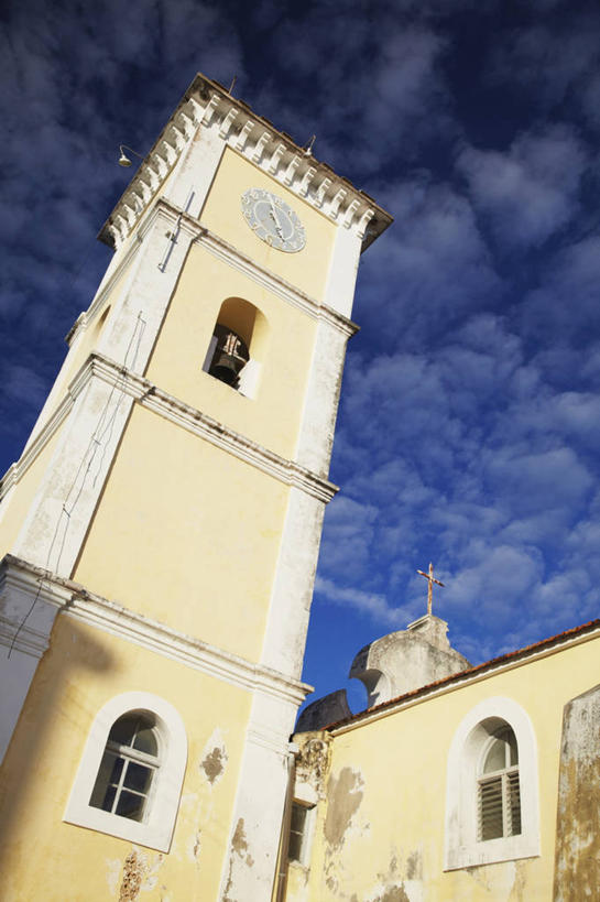 无人,教堂,竖图,室外,白天,仰视,度假,美景,窗户,城市风光,城市,非洲,莫桑比克,阴影,节日,时间,光线,时钟,影子,墙,景观,云,云朵,计时,云彩,文化,娱乐,玻璃窗,墙壁,墙面,蓝色,白云,蓝天,天空,阳光,钟表,天,祈祷,享受,休闲,健康,表,景色,放松,许愿,宗教,信仰,晴朗,纪念,祈求,基督教,天主教,信念,塔钟,莫桑比克共和国,平安,钟,晴空,彩图,低角度拍摄,大教堂,礼拜堂