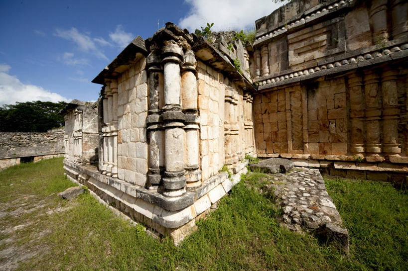 无人,家,宫殿,横图,室外,白天,正面,旅游,度假,草地,草坪,石头,名胜古迹,植物,别墅,标志建筑,地标,建筑,墨西哥,阴影,遗迹,光线,石子,影子,房屋,墙,屋子,云,云朵,公寓,云彩,古迹,文物,娱乐,建设,古建筑,洋房,楼房,废墟,墙壁,墙面,住宅,草,树,树木,蓝色,绿色,白云,蓝天,天空,阳光,自然,天,享受,休闲,旅游胜地,放松,生长,晴朗,成长,北美,北美洲,玛雅,美洲,豪宅,古文明,尤卡坦半岛,北亚美利加洲,亚美利加洲,墨西哥合众国,仙人掌王国,玛雅遗址,犹加敦半岛,石块,岩石,晴空,彩图,房子