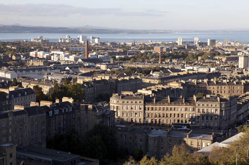 无人,家,横图,俯视,航拍,室外,白天,旅游,度假,烟囱,美景,植物,城市风光,城市,建筑,英国,欧洲,阴影,光线,影子,房屋,屋子,景观,云,云朵,公寓,建筑群,首都,云彩,娱乐,建设,洋房,楼房,苏格兰,住宅,树,树木,蓝色,绿色,白云,蓝天,天空,阳光,自然,天,享受,休闲,景色,放松,生长,晴朗,成长,西欧,鸟瞰,大不列颠,大不列颠及北爱尔兰联合王国,首府,大不列颠联合王国,日不落英帝国,苏格兰王国,爱丁堡,卡尔顿山,晴空,彩图,高角度拍摄,房子