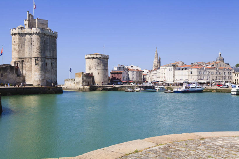 无人,家,码头,横图,室外,白天,正面,度假,海浪,海洋,美景,植物,窗户,城市风光,城市,道路,港口,路,公路,船,汽车,法国,欧洲,一排,许多,阴影,波纹,整齐,光线,影子,房屋,墙,屋顶,屋子,景观,浪花,塔,交通,涟漪,很多,顶棚,娱乐,楼房,游轮,玻璃窗,墙壁,墙面,住宅,车,游船,树,树木,排列,蓝色,绿色,倒影,蓝天,水纹,天空,阳光,自然,海水,交通工具,轿车,波浪,天,享受,休闲,景色,放松,生长,晴朗,成长,倒映,队列,载具,海景,万里无云,法兰西共和国,水晕,法兰西第五共和国,旅游船,反照,滨海夏朗德省,拉罗谢尔,拉罗歇尔,大海,风浪,海,海水的波动,近岸浪,涌浪,晴空,晴空万里,马路,彩图,房子,摆渡口,埠头,渡口,渡头,港湾,海港,货运码头,口岸,商港