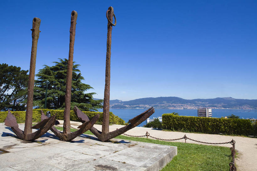 无人,栏杆,横图,室外,白天,正面,旅游,度假,草地,草坪,海浪,海洋,石头,美景,山,山脉,植物,雕塑,西班牙,欧洲,一排,阴影,波纹,艺术,整齐,装饰,光线,雕刻,雕像,石子,影子,景观,浪花,山峰,围栏,涟漪,山峦,娱乐,护栏,草,树,树木,排列,三个,蓝色,绿色,倒影,蓝天,水纹,天空,阳光,自然,海水,工艺品,波浪,群山,天,享受,休闲,景色,放松,生长,晴朗,成长,纪念,美术,倒映,队列,南欧,自然风光,主题,陈列,海景,万里无云,水晕,西班牙王国,功能,美学,船锚,反照,加利西亚,加利西亚自治区,大海,风浪,海,海水的波动,近岸浪,石块,岩石,涌浪,晴空,晴空万里,彩图