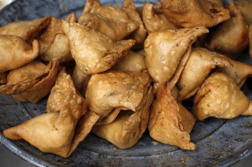 面食,无人,横图,俯视,室内,特写,白天,中餐,一堆,许多,阴影,堆叠,堆积,光线,影子,陶瓷,料理,食品,饺子,面点,陶瓷制品,很多,小吃,食物,一个,容器,碗,金色,中式,单个,储藏,堆,储存,水饺,彩图,高角度拍摄,贮存