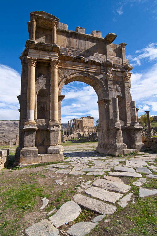 无人,竖图,室外,白天,正面,旅游,度假,草地,草坪,名胜古迹,植物,标志建筑,地标,建筑,非洲,阿尔及尔,阿尔及利亚,阴影,遗迹,光线,影子,云,云朵,拱门,建筑群,首都,云彩,古迹,文物,娱乐,建设,古建筑,废墟,草,蓝色,绿色,白云,蓝天,天空,阳光,天,享受,休闲,旅游胜地,放松,晴朗,古文明,阿非利加洲,阿尔及利亚民主人民共和国,晴空,彩图