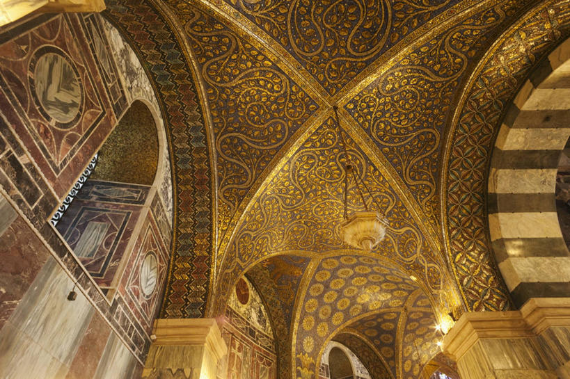 无人,教堂,横图,彩色,室内,白天,仰视,旅游,度假,名胜古迹,标志建筑,地标,建筑,照明,德国,欧洲,节日,遗迹,装饰,屋顶,灯光,顶棚,古迹,文化,文物,娱乐,建设,古建筑,吊灯,灯,灯具,祈祷,享受,休闲,健康,旅游胜地,放松,许愿,宗教,信仰,纪念,华丽,修饰,祈求,照亮,点缀,照明设备,西欧,信念,古文明,德意志联邦共和国,衬托,美观,雅致,雅观,彩绘玻璃,彩色玻璃,教堂玻璃,艺术玻璃,北威州,北莱茵.威斯特法伦州,阿亨,亚琛,亚琛大教堂,平安,彩图,低角度拍摄,大教堂,礼拜堂