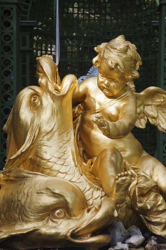 婴儿,儿童,一个人,无人,坐,竖图,室外,白天,正面,民族服装,旅游,度假,纯洁,名胜古迹,标志建筑,地标,建筑,喷泉,雕塑,德国,欧洲,仅一个人,两条,天使,阴影,遗迹,艺术,装饰,光线,翅膀,金鱼,鱼,雕刻,雕像,影子,景观,注视,古迹,文化,文物,娱乐,建设,鱼类,古建筑,小孩,阳光,工艺品,观察,看,品味,享受,休闲,金色,旅游胜地,放松,可爱,活泼,观看,纪念,美术,察看,神圣,西欧,关注,主题,善良,宝宝,水景,陈列,信徒,古文明,纯真,烂漫,无邪,德意志联邦共和国,功能,美学,美观,观赏鱼,金鲫鱼,巴伐利亚,巴伐利亚州,拜恩州,拜恩自由州,使者,漆雕,林德霍夫堡,伶俐,圣洁,天真,孩子,设计,坐着,彩图,全身,传统服装,民俗服