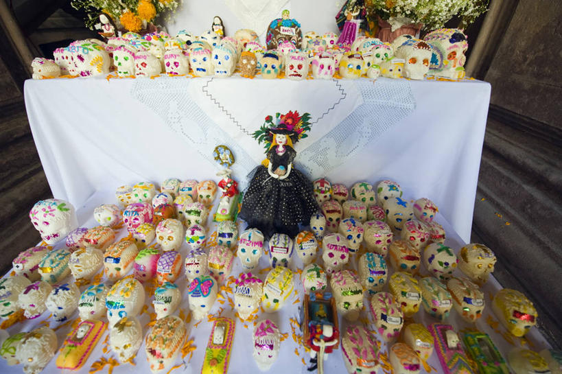 无人,横图,俯视,室外,白天,度假,美景,窗户,落地窗,城市风光,城市,橱窗,静物,墨西哥,许多,阴影,花纹,装饰,光线,骷髅,影子,景观,娱乐,玻璃窗,排列,享受,休闲,景色,放松,华丽,修饰,点缀,北美,北美洲,美洲,玻璃橱窗,首府,莫雷利亚,米却肯,北亚美利加洲,亚美利加洲,衬托,美观,雅致,雅观,墨西哥合众国,仙人掌王国,巴亚多利德,米却肯州,莫雷利亚市,摆列,彩图,高角度拍摄,布列,分列