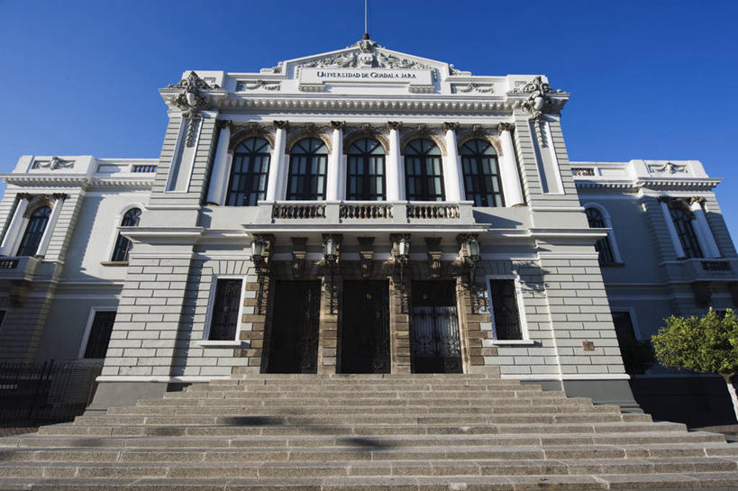 无人,学校,教学楼,栏杆,横图,室外,白天,仰视,旅游,度假,植物,楼梯,标志建筑,城市,地标,建筑,墨西哥,阴影,光线,扶手,影子,阶梯,娱乐,建设,校园,护栏,台阶,树,树木,蓝色,绿色,蓝天,天空,阳光,自然,天,享受,休闲,教室,旅游胜地,放松,生长,晴朗,成长,北美,北美洲,美洲,万里无云,首府,北亚美利加洲,亚美利加洲,墨西哥合众国,仙人掌王国,瓜达拉哈拉,瓜达拉哈拉市,哈利斯科,哈利斯科州,晴空,晴空万里,彩图,低角度拍摄,教学大楼