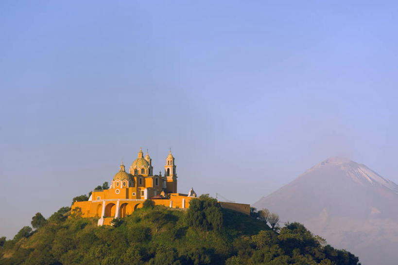 无人,教堂,横图,室外,白天,正面,旅游,度假,石头,山,山脉,树林,植物,标志建筑,地标,建筑,墨西哥,阴影,节日,光线,石子,影子,墙,山顶,山峰,山峦,文化,娱乐,建设,墙壁,墙面,树,树木,黄色,蓝色,绿色,蓝天,天空,阳光,自然,群山,天,祈祷,享受,休闲,健康,旅游胜地,放松,许愿,宗教,信仰,生长,晴朗,成长,纪念,祈求,北美,北美洲,基督教,天主教,美洲,信念,沉积岩,万里无云,普埃布拉州,普埃布拉,北亚美利加洲,亚美利加洲,墨西哥合众国,仙人掌王国,颠峰,极峰,水成岩,平安,石块,岩石,晴空,晴空万里,彩图,大教堂,礼拜堂