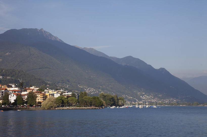 无人,家,横图,室外,白天,正面,旅游,度假,湖,湖泊,石头,美景,森林,山,山脉,树林,水,植物,船,瑞士,欧洲,阴影,光线,石子,影子,房屋,屋子,湖面,景观,山顶,山峰,水流,水面,游艇,山峦,娱乐,楼房,住宅,树,树木,蓝色,绿色,倒影,蓝天,天空,阳光,自然,交通工具,湖水,群山,天,享受,休闲,景色,放松,生长,晴朗,成长,倒映,自然风光,载具,中欧,沉积岩,万里无云,瑞士联邦,颠峰,极峰,反照,提契诺州,水成岩,洛迦诺,石块,岩石,晴空,晴空万里,彩图,房子