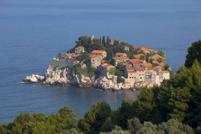 无人,家,横图,俯视,室外,白天,度假,岛屿,海浪,海洋,石头,美景,森林,树林,植物,城市风光,城市,欧洲,石子,房屋,屋子,岛,景观,浪花,娱乐,楼房,住宅,树,树木,绿色,自然,海水,享受,休闲,景色,放松,生长,成长,海景,沉积岩,黑山,黑山共和国,水成岩,布德瓦,大海,风浪,海,海水的波动,近岸浪,列岛,群岛,石块,岩石,涌浪,诸岛,彩图,高角度拍摄,房子