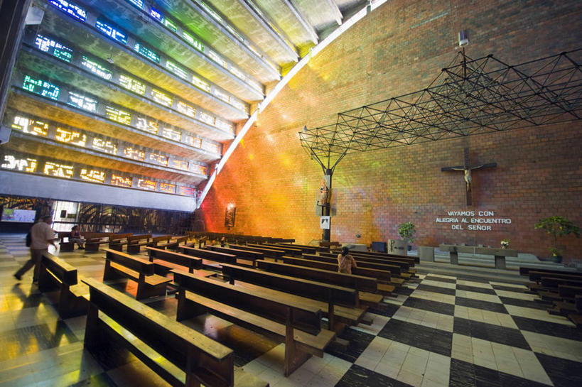 西方人,两个人,教堂,走,横图,室内,白天,侧面,旅游,度假,窗户,标志建筑,地标,建筑,椅子,雕塑,欧洲,萨尔瓦多,欧洲人,一排,许多,阴影,节日,朦胧,模糊,艺术,整齐,装饰,光线,瓷砖,地砖,雕刻,雕像,十字架,影子,木椅,墙,屋顶,地面,很多,顶棚,注视,文化,娱乐,建设,玻璃窗,墙壁,墙面,排列,阳光,工艺品,观察,看,祈祷,享受,休闲,健康,旅游胜地,放松,许愿,宗教,信仰,观看,纪念,祈求,美术,察看,北美,北美洲,中美洲,队列,关注,主题,美洲,陈列,信念,功能,美学,北亚美利加洲,亚美利加洲,萨尔瓦多共和国,彩绘玻璃,彩色玻璃,教堂玻璃,艺术玻璃,平安,男人,男性,中年男性,白种人,步行,散步,走路,彩图,全身,大教堂,礼拜堂