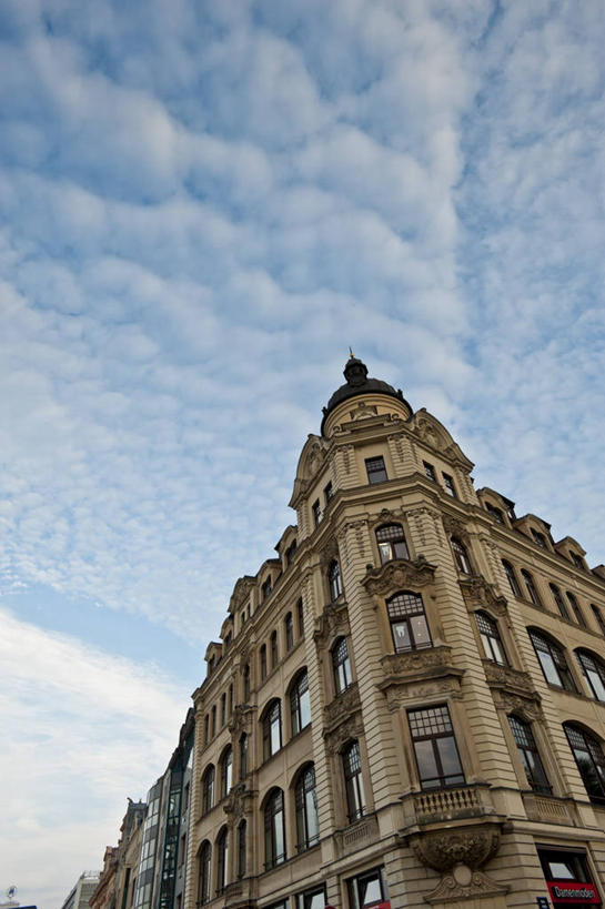 无人,高楼大厦,竖图,室外,白天,仰视,度假,办公楼,美景,窗户,城市风光,城市,大厦,建筑,摩天大楼,写字楼,德国,欧洲,一排,阴影,整齐,并列,并排,光线,影子,墙,景观,云,云朵,云彩,娱乐,玻璃窗,墙壁,墙面,排列,蓝色,白云,蓝天,天空,阳光,楼宇,天,享受,休闲,商务楼,景色,放松,晴朗,西欧,队列,平行,德意志联邦共和国,莱比锡,晴空,彩图,低角度拍摄,大楼,高层建筑,高楼,摩天楼